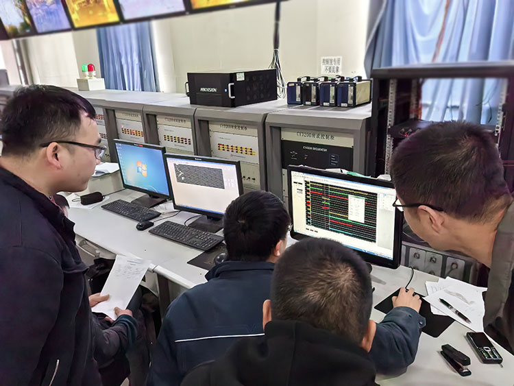 特大喜訊: 3月中旬，陳總帶領(lǐng)技術(shù)、銷售團隊，配合國內(nèi)開關(guān)50強企業(yè)的真空風電開關(guān)，委托蘇州電器科學研究院一次性完成了：40.5kv真空斷路器滿容量開斷試驗！